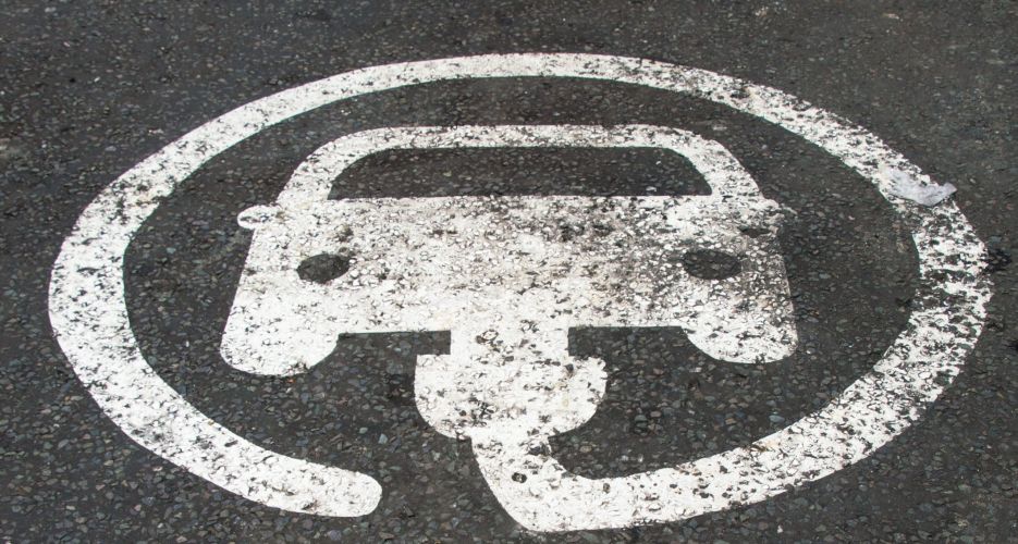 Aπάντηση Υπουργείου σε ερώτηση βουλευτών περί αποκλειστικότητας ταχυφορτιστών στα πρατήρια