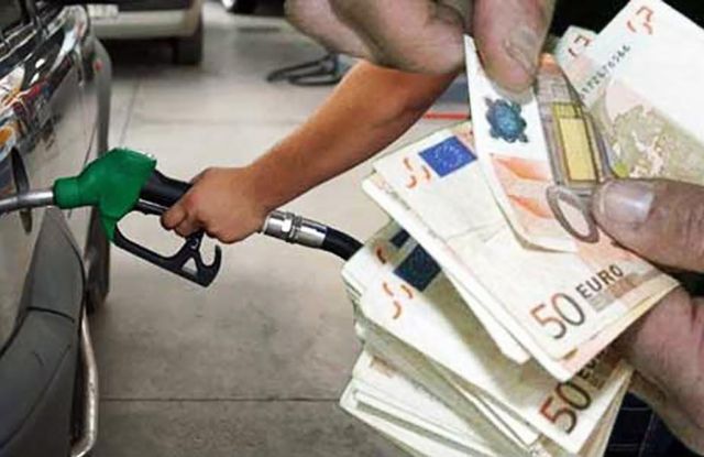Αίτημα έγκαιρης ενημέρωσης για την εφαρμογή επικείμενων μειώσεων στις τιμές των καυσίμων και λήψη μέτρων για την άμεση μετακύλισή τους στην αντλία
