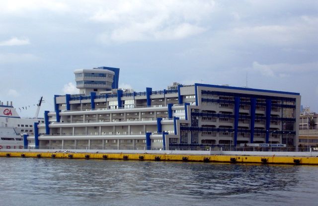 Διάθεση βυτιοφόρων για πετρελεύσεις και παραλαβή Slops από πλοία