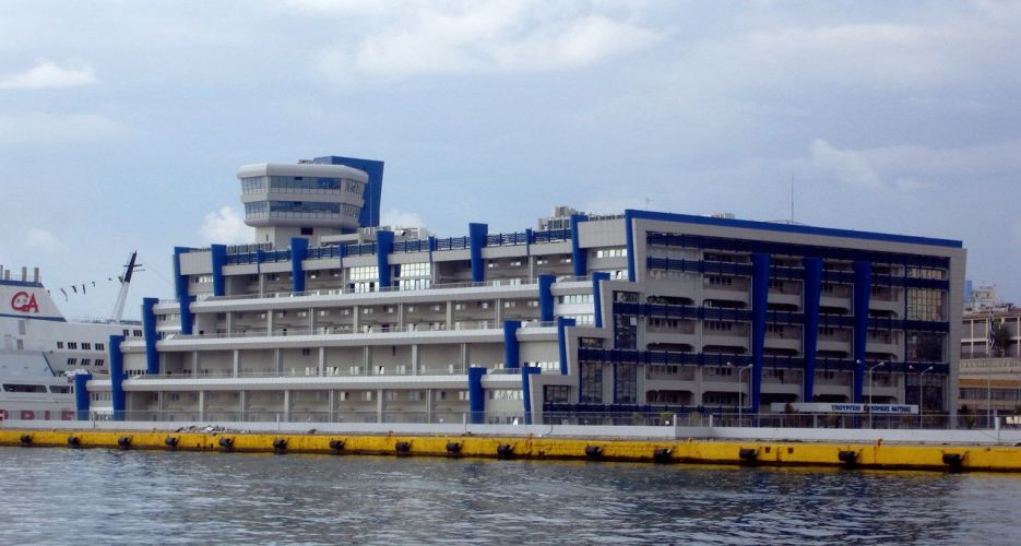 Διάθεση βυτιοφόρων για πετρελεύσεις και παραλαβή Slops από πλοία